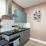 شقة The - Self Catering With Private Kitchen - For Location آمبيلسايد
