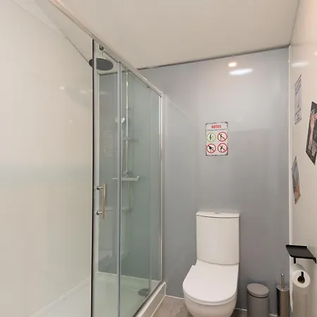 The - Self Catering With Private Kitchen - For Location 아파트 *
